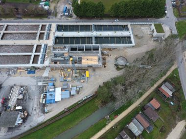 Vue aérienne du chantier de modernisation de la station de traitement des eaux usées d'Yverdon-les-Bains (Suisse)