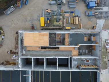 Vue aérienne du chantier de modernisation de la station de traitement des eaux usées d'Yverdon-les-Bains (Suisse)